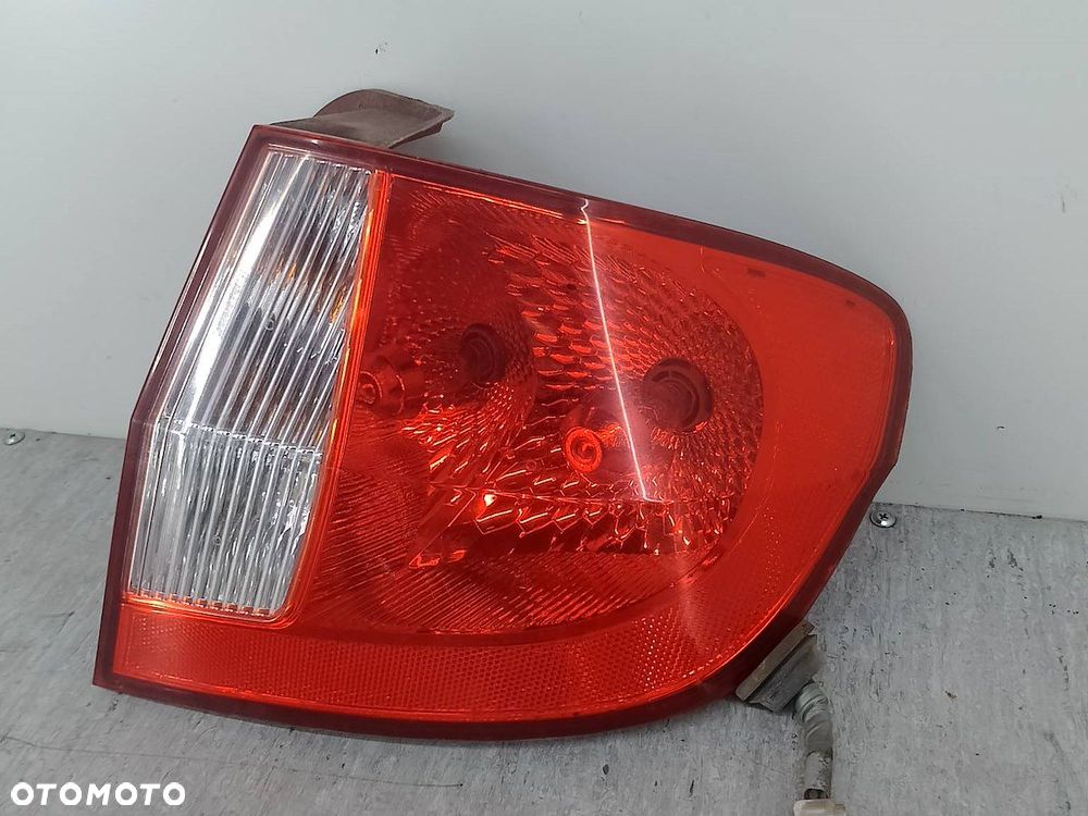 LAMPA TYLNA PRAWA HYUNDAI GETZ 92402-0B5 - 8