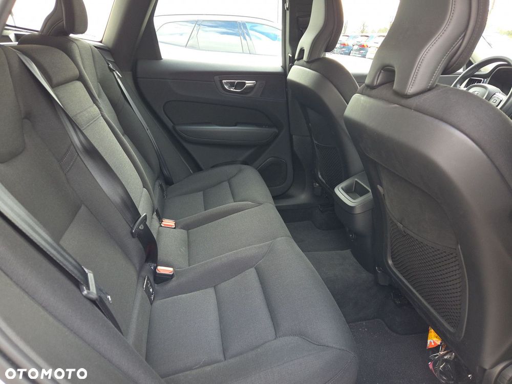 Volvo XC 60 B4 B Momentum - 11