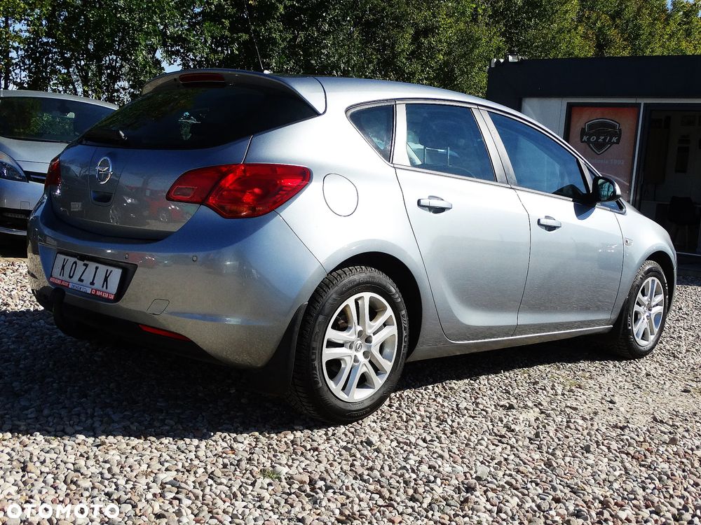 Opel Astra 1.6 Automatik Color Edition - 11