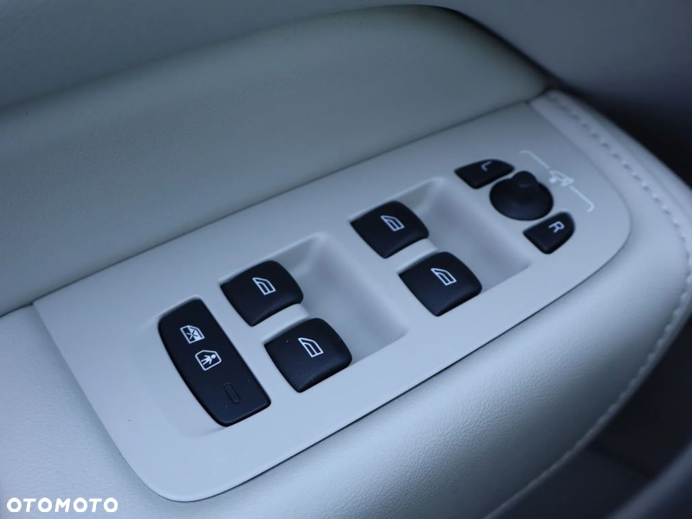 Volvo XC 60 B4 D AWD Plus Dark - 23
