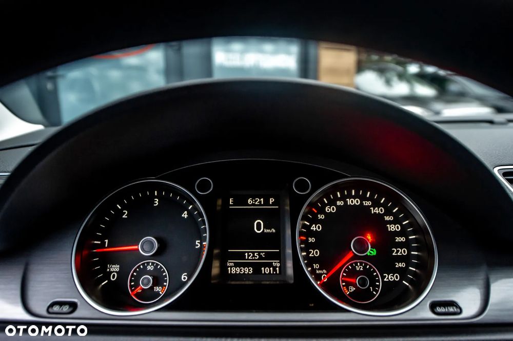 Volkswagen Passat Variant 2.0 TDI 4Motion DSG BlueMotion Tech Highline - 25