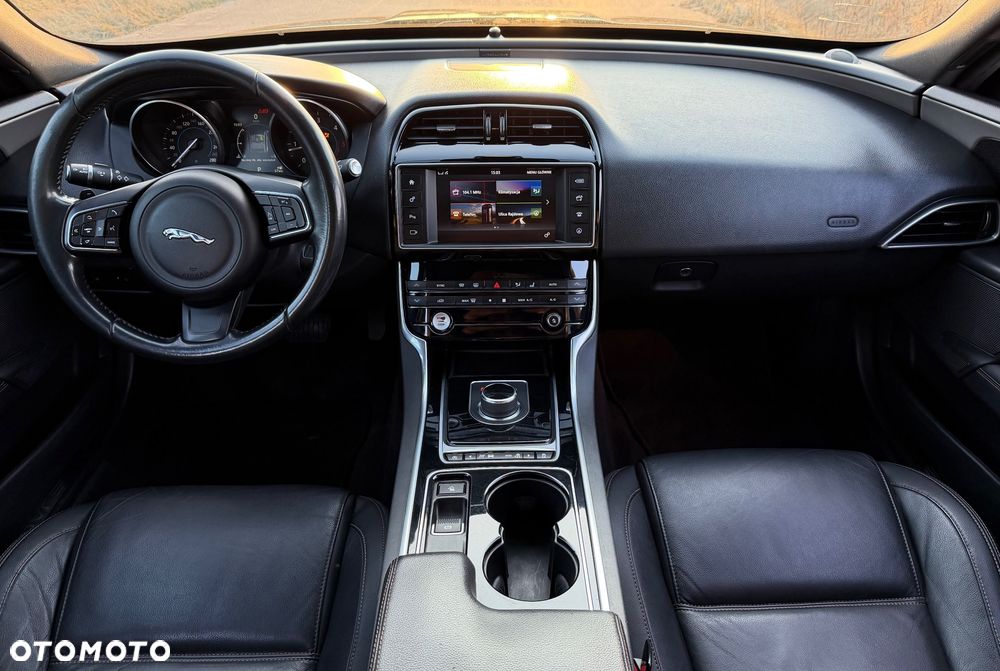 Jaguar XE 2.0 D R-Sport - 29