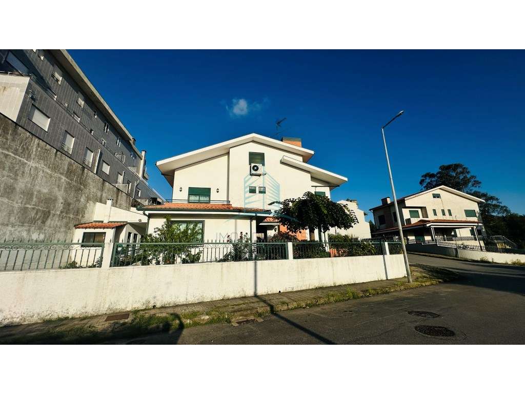 Moradia T4 com Garagem e Jardim em S.Cosme- Gondomar - Grande imagem: 2/11