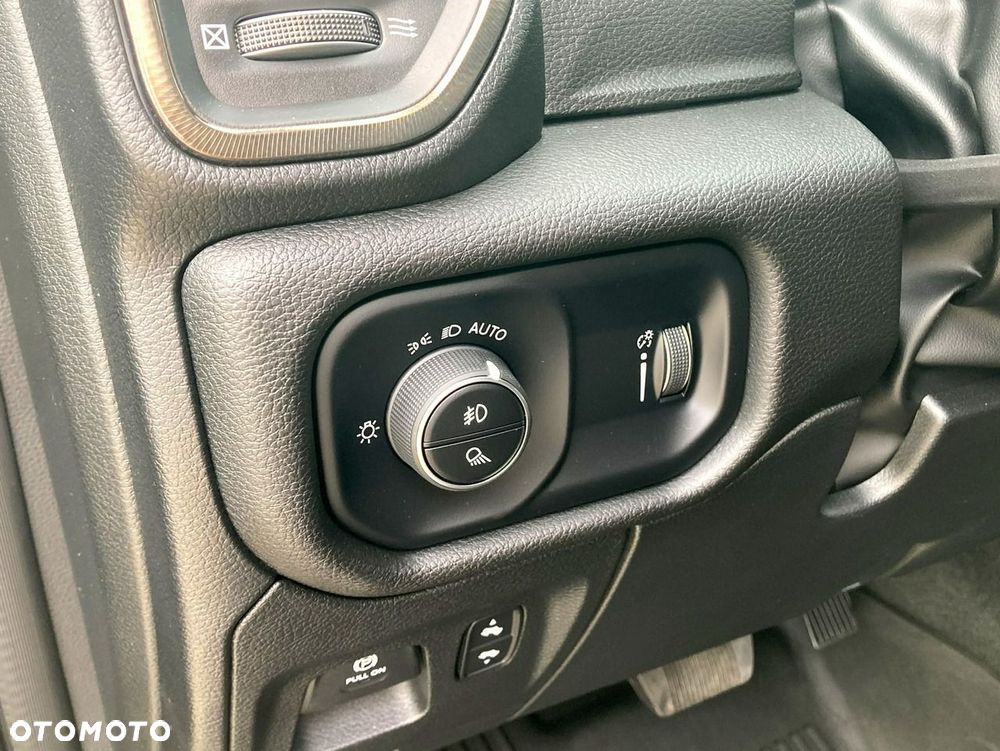 RAM 1500 Crew Cab Sport - 24