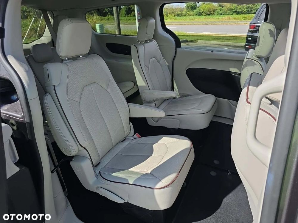 Chrysler Pacifica - 12