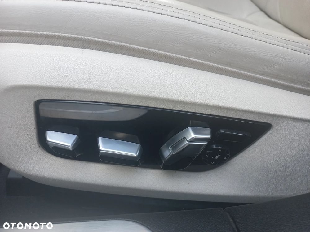 BMW Seria 7 750i xDrive - 14