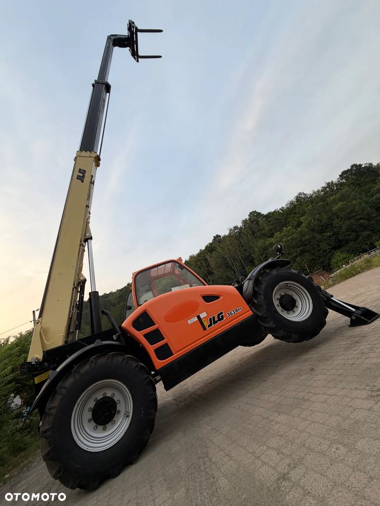 JLG 3614RS CAT Ładowarka Teleskopowa Dźwig Zwyżka 14 metrów wysuw. Udźwig 4 tony. Widły. Silnik DEUTZ TuRBO. 110KM. Maszyna jak Nowa z Norwegii Pracowała w Urzędzie Komunalnym.  DEKRA BMWT. skręt 3 tryby 4 koła KRAB. Auto-poziomowanie!  Zero luzów wycieków jak Nowa z salonu. Małe Gabaryty maszyny a potężny zasięg i udzwig! Skrzynia Hydrostatic 3 biegi. Zmiana na Pokrętle przy kierownicy. Wszystko Sterowane z 1 dżojstkika wraz z łapami! OKAZJA. Zero luzów. Ładowarka ma nadzwyczajnie duży prześwit od spodu. Opony jak Nowe! OKAZJA  2017 rok. Niski przebieg 3000mtg - 1