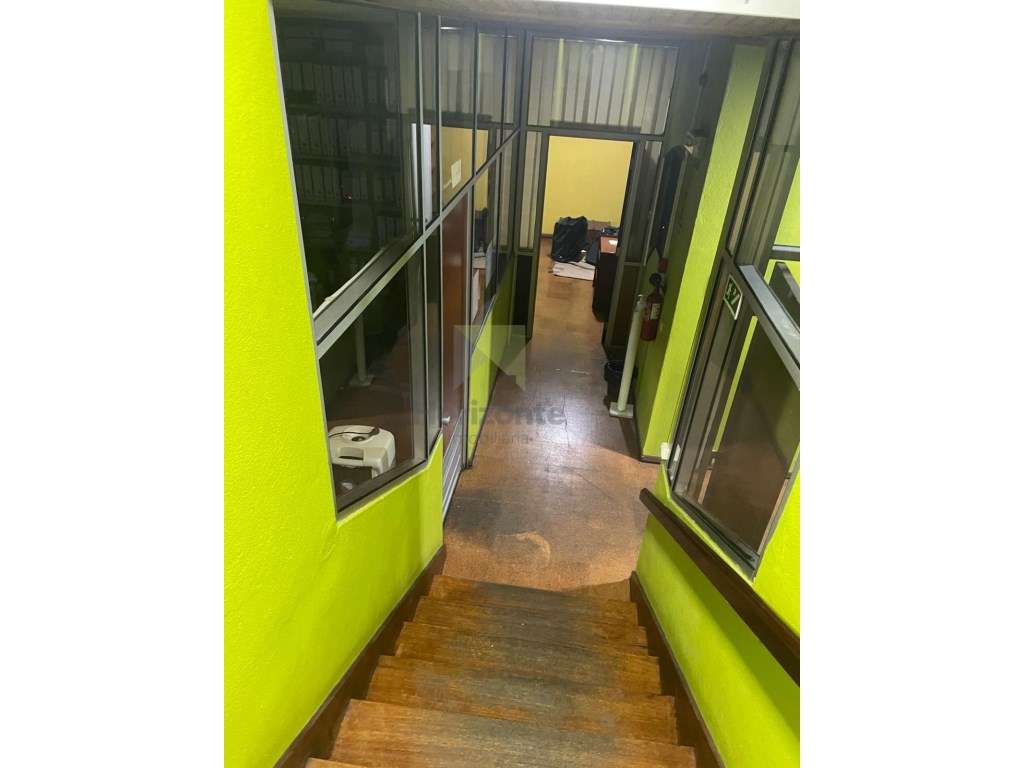 Armazém com escritório para Arrendamento - Pontinha - Grande imagem: 4/23