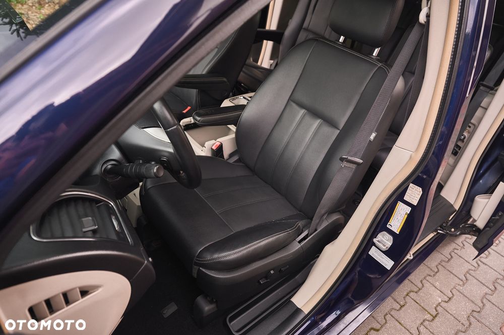 Chrysler Town & Country - 24