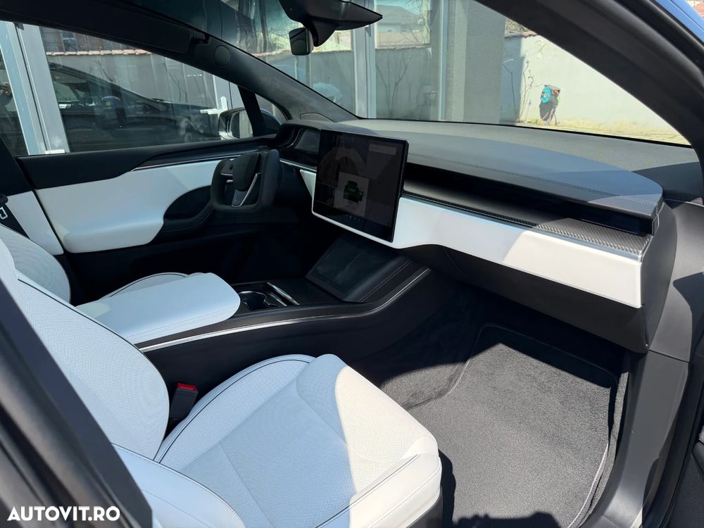 Tesla Model X - 12