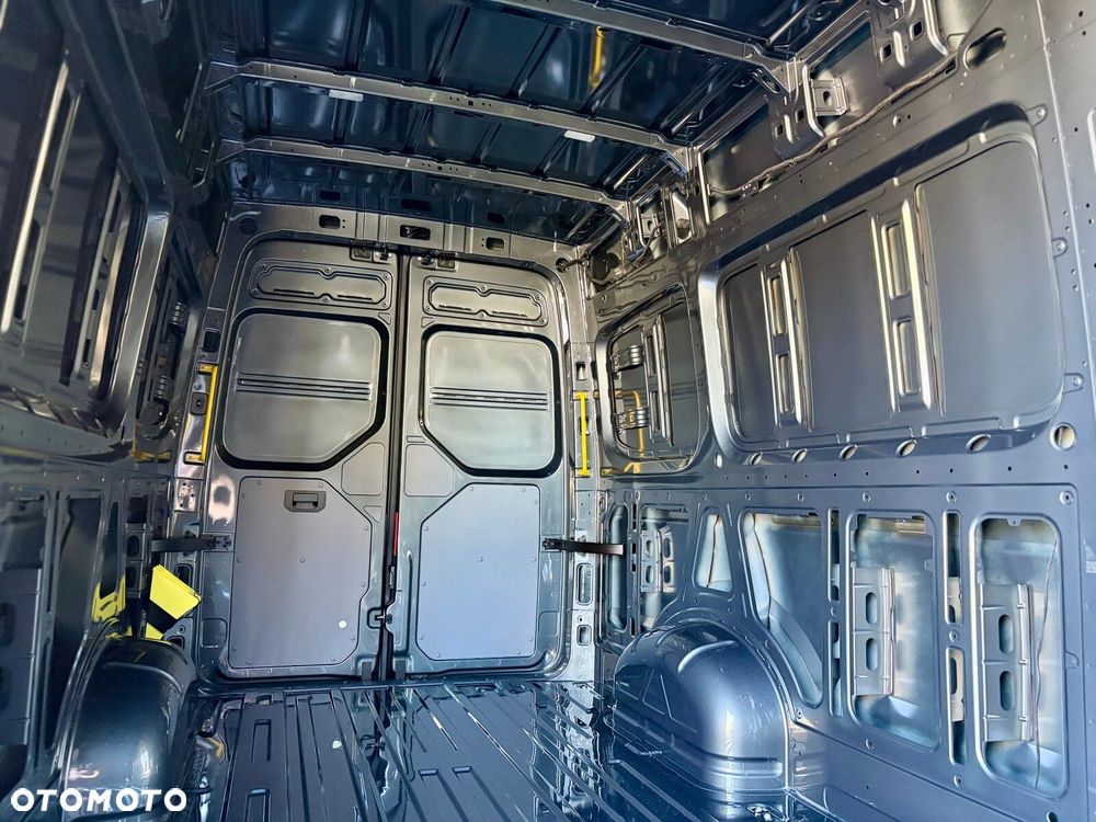 Volkswagen Crafter 35 Furgon z wysokim dachem silnik: 2,0 l EU6 SCR 177 KM / skrzynia biegów: Przedni napęd manualna 6-biegowa rozstaw osi: 4490 mm - 12