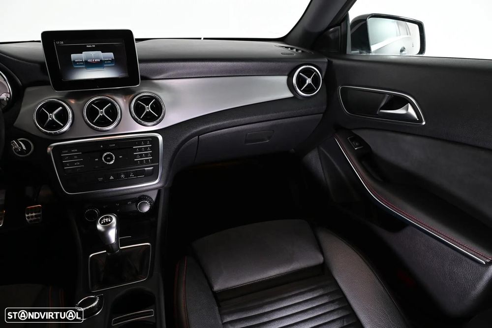 Mercedes-Benz CLA 200 d Shooting Brake AMG Line - 16