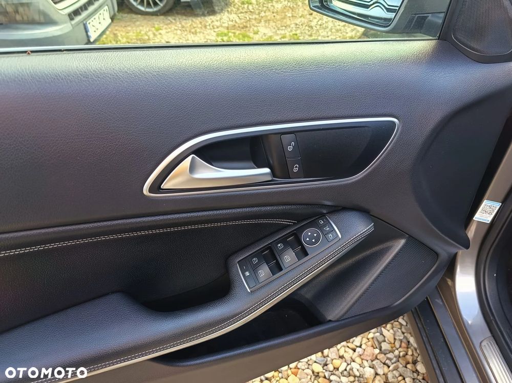 Mercedes-Benz GLA 180 Urban - 30