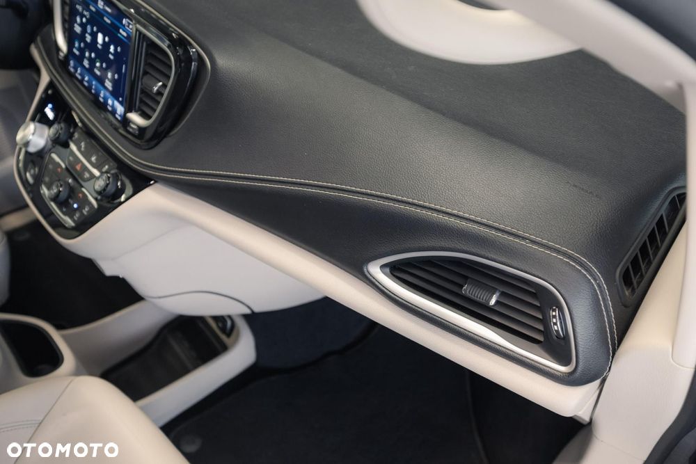 Chrysler Pacifica - 32