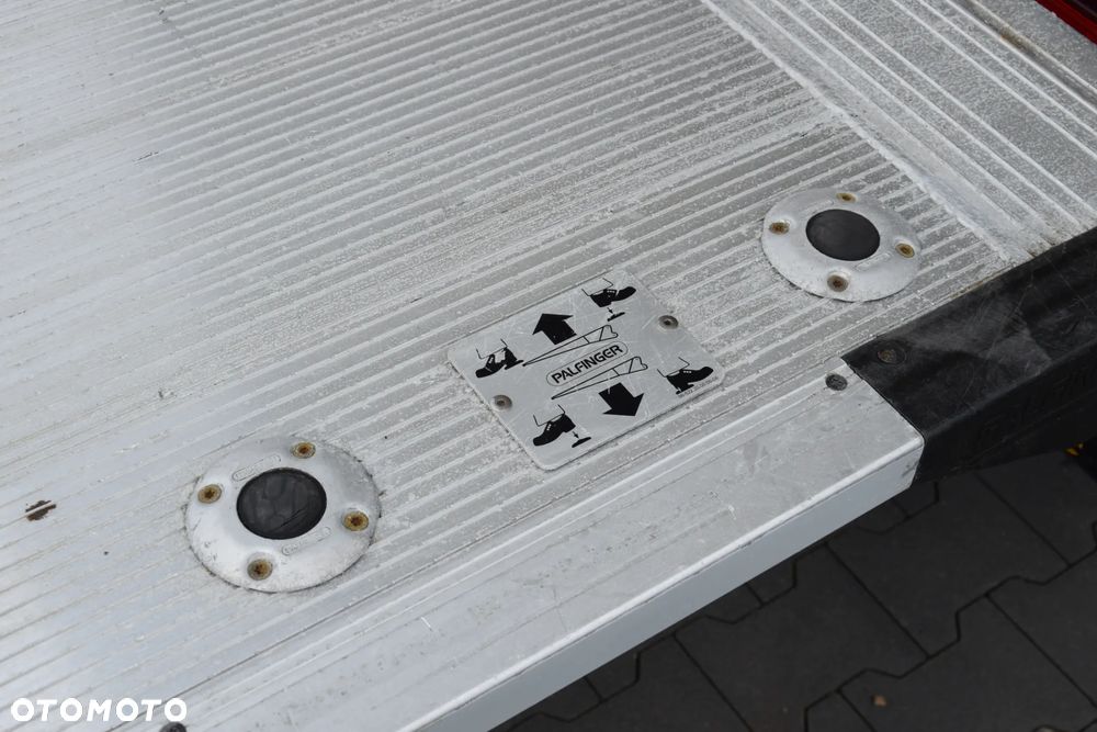 Iveco DAILY 35S14 / 2.3 - 140 KM / AUTIOMAT HI-MATIC / 3 OSOBY / DO 3,5 TONY / KONTENER / DOSTAWCZE / WINDA PALFINGER / KLIMA / TEMPOMAT / 2022 / SERWISOWANY / SPROWADZONY Z NIEMIEC - 24