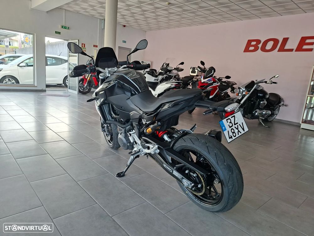 BMW F 900 R Triple Black - 8