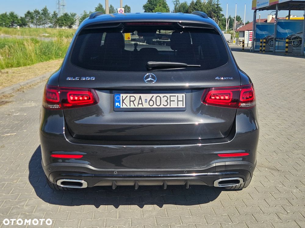 Mercedes-Benz GLC 300 4Matic 9G-TRONIC AMG Line - 5