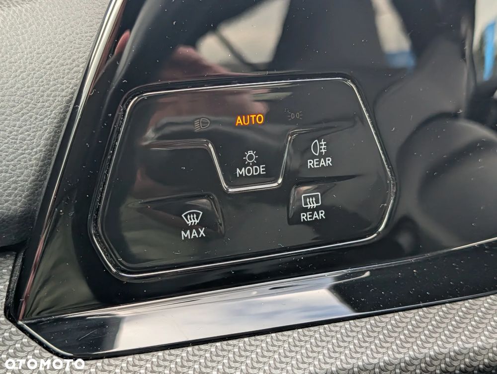 Volkswagen Golf 1.5 eTSI OPF DSG R-Line - 24