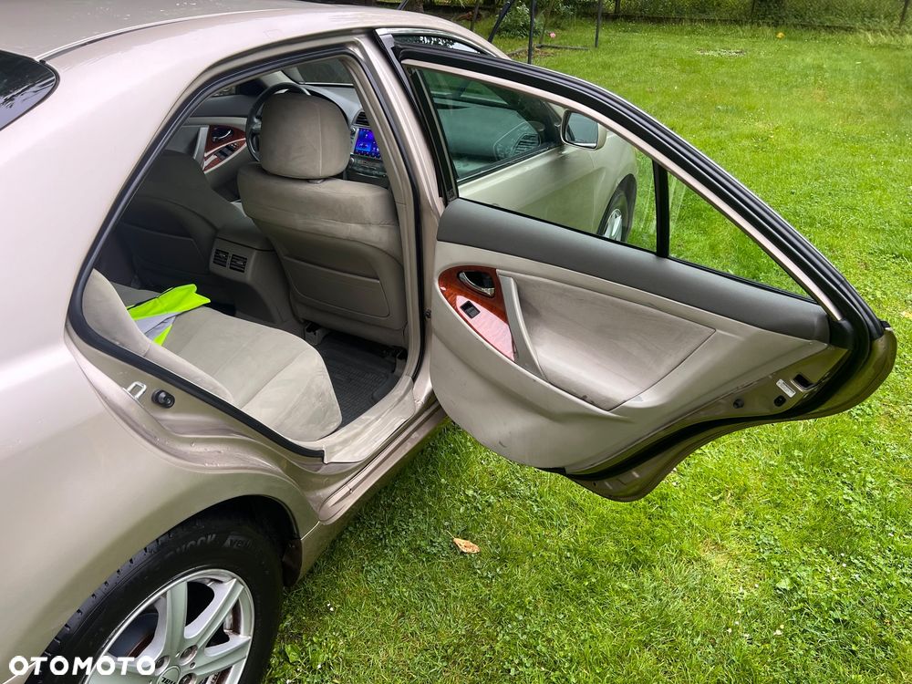 Toyota Camry - 17