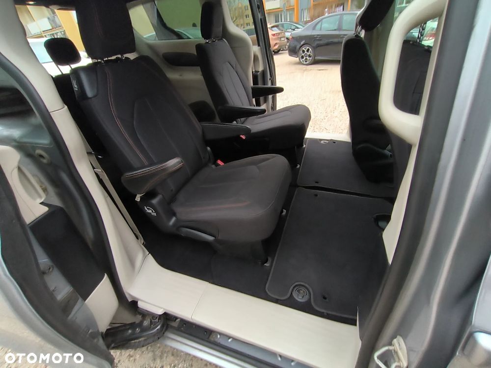 Chrysler Pacifica - 11