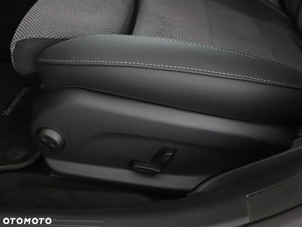 Mercedes-Benz Klasa E 200 9G-TRONIC Avantgarde - 39