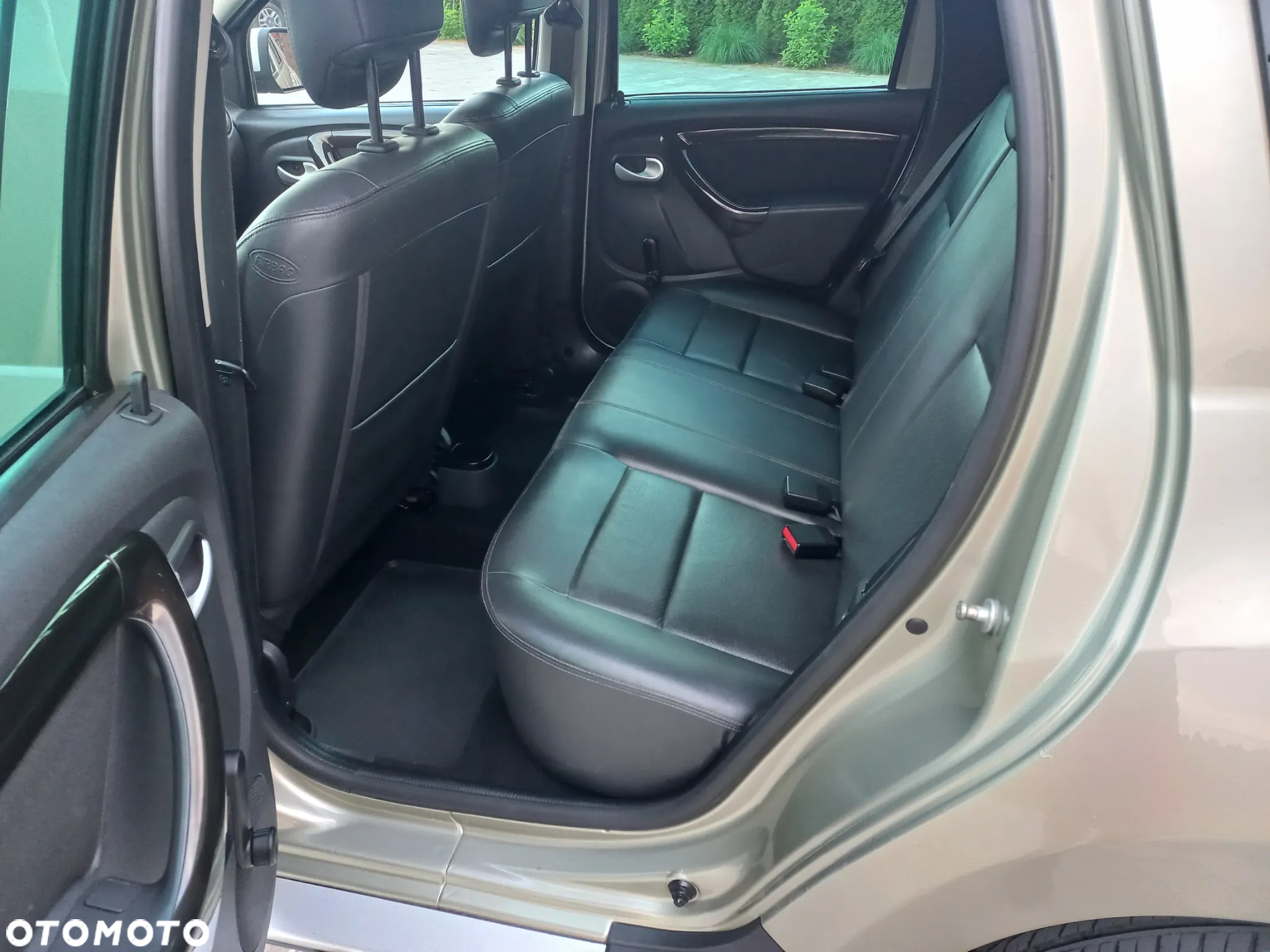 Dacia Duster 1.6 Laureate 4x4 - 10