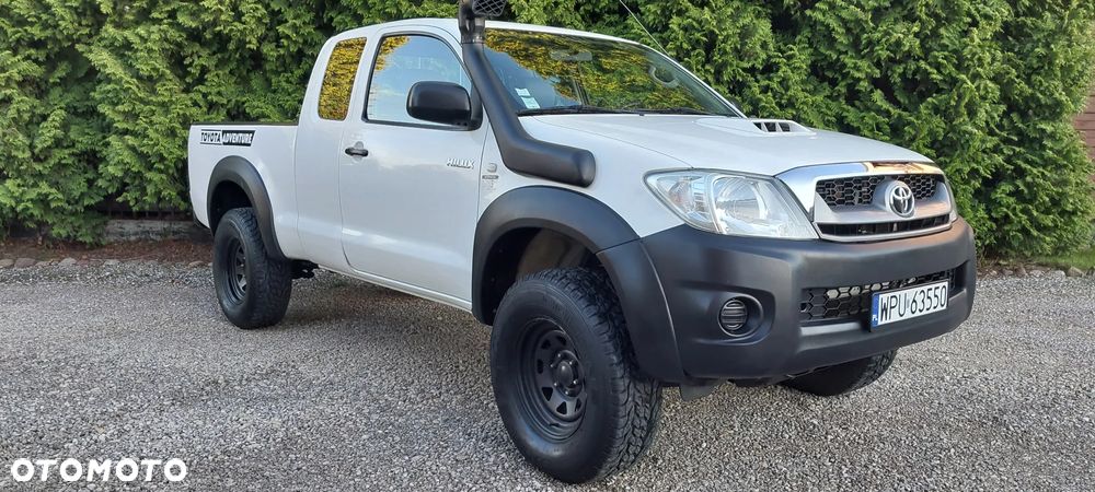 Toyota Hilux 4x4 Extra Cab - 2