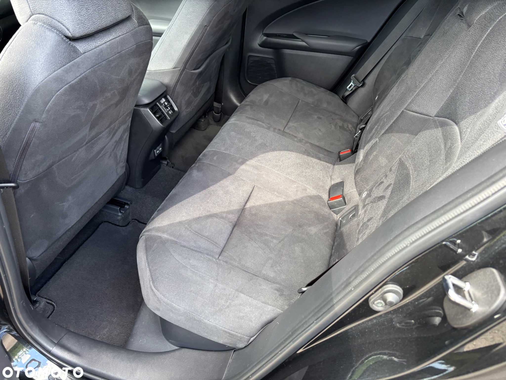 Lexus UX 250h Business Edition - 10