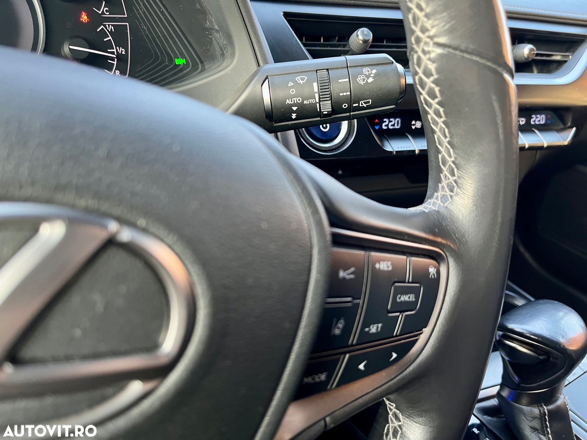 Lexus UX 250h 2.0L HEV 20H- (178 HP) 4X4 CVT Luxury - 25