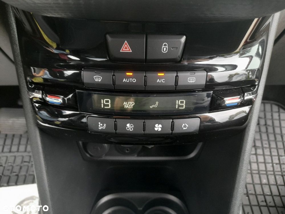 Peugeot 2008 1.2 Pure Tech Style S&S EAT6 - 31