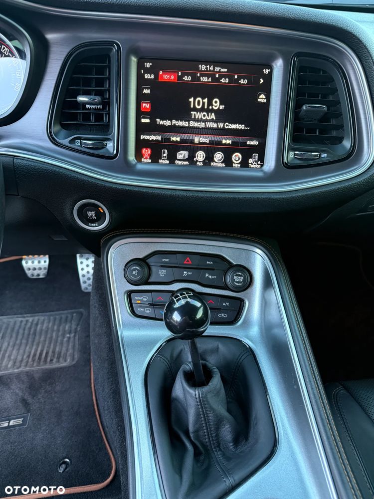 Dodge Challenger - 16