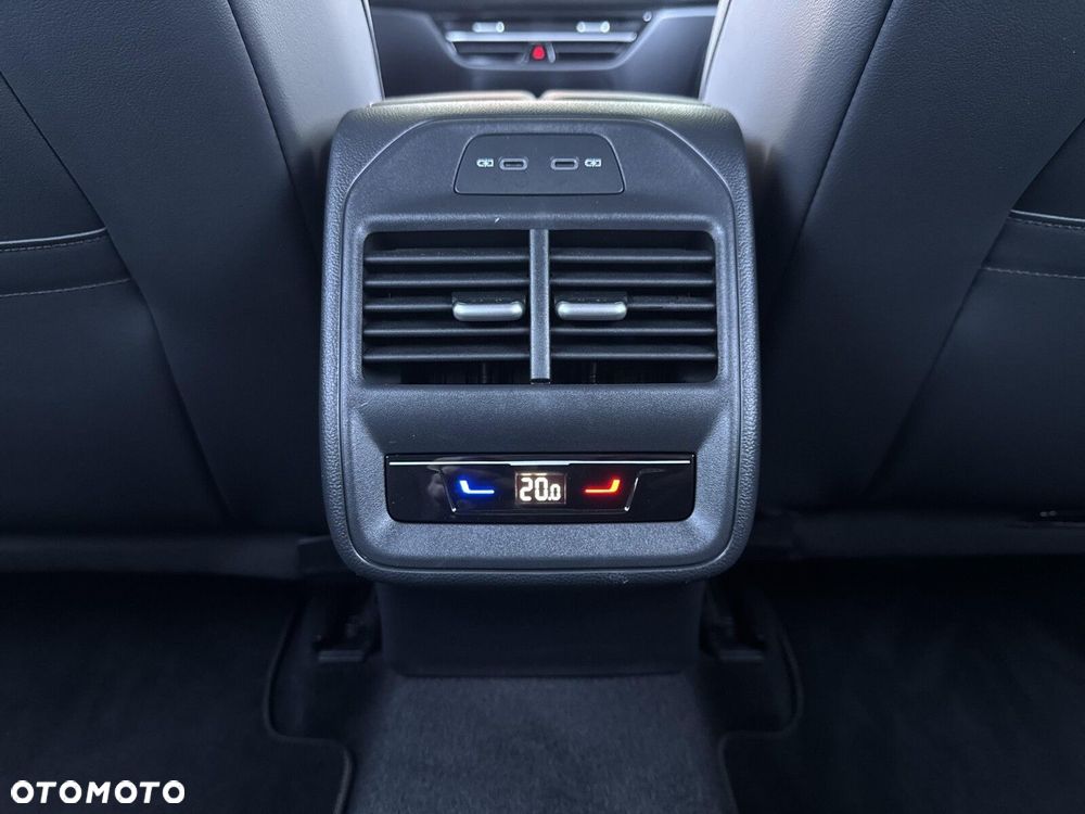 Volkswagen Passat Variant 2.0 TDI SCR R-Line DSG - 17