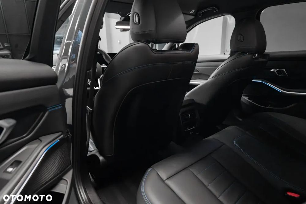 BMW Seria 3 320i - 32