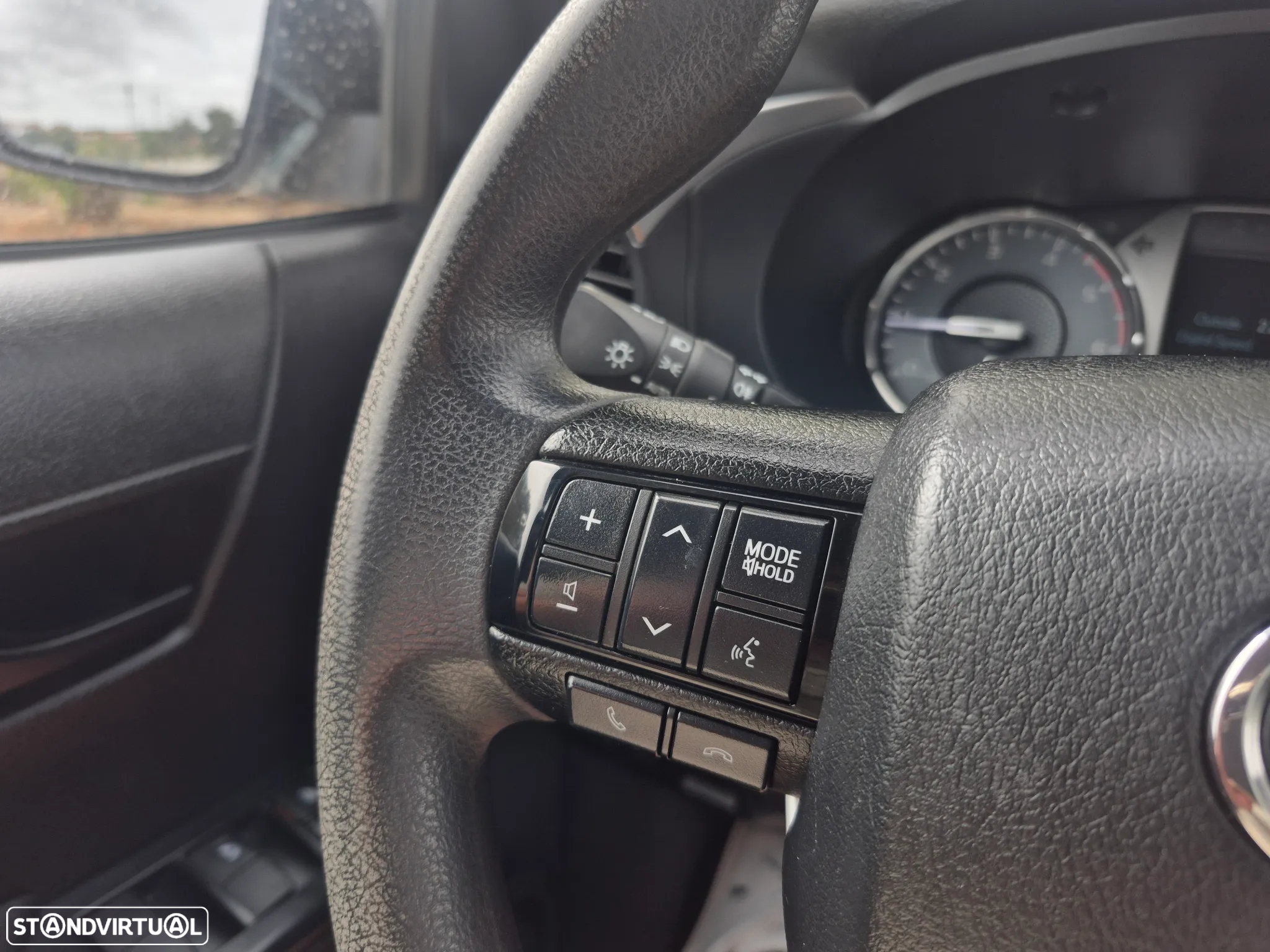 Toyota Hilux 2.4D-4D 4X4 - 2024 - 5 LUGARES - 12.000KM - 16