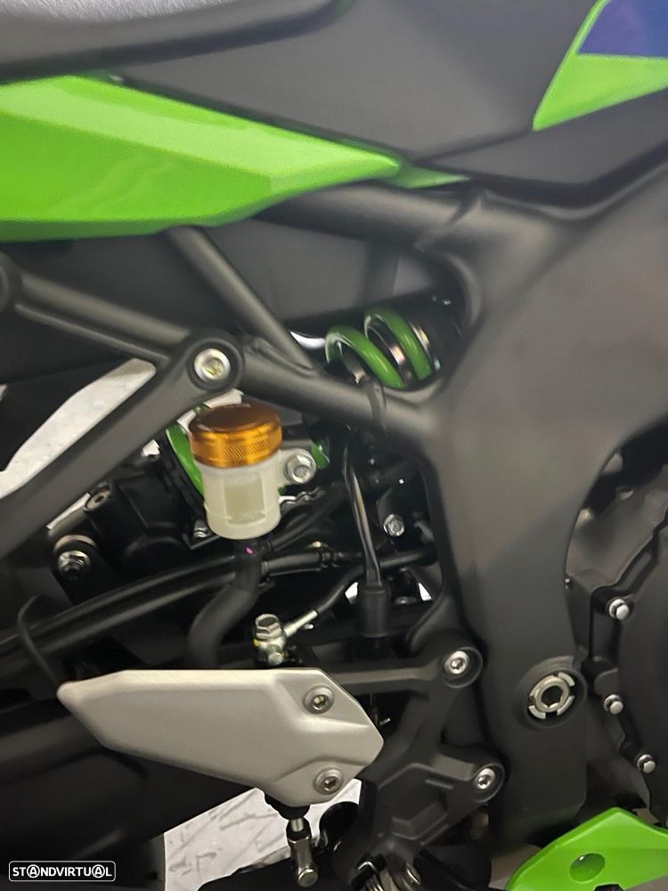 Kawasaki ZX 4RR - 5