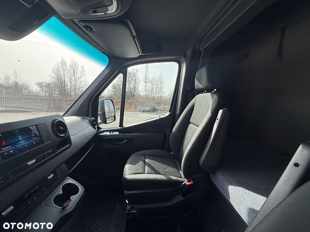 Mercedes-Benz Sprinter 319 - 12