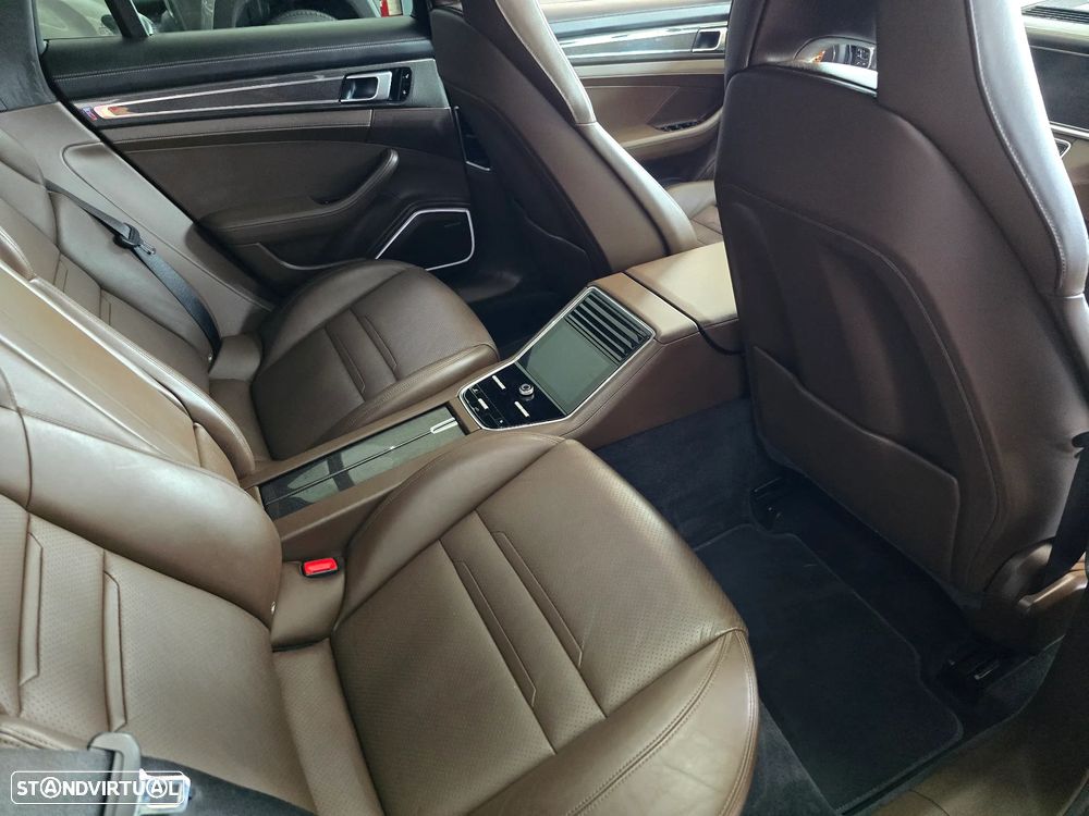 Porsche Panamera 4 E-Hybrid - 36