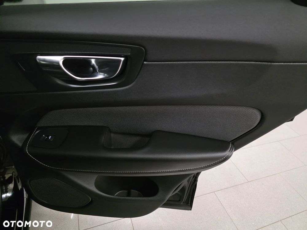 Volvo XC 60 B4 D AWD Plus Dark - 24