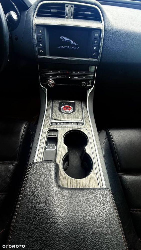 Jaguar XE 2.0 T Prestige - 5