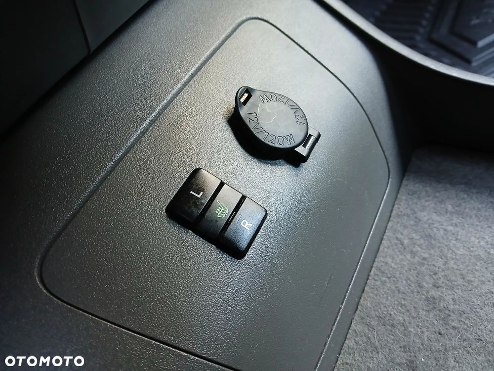 Toyota Prius (Hybrid) Executive - 34