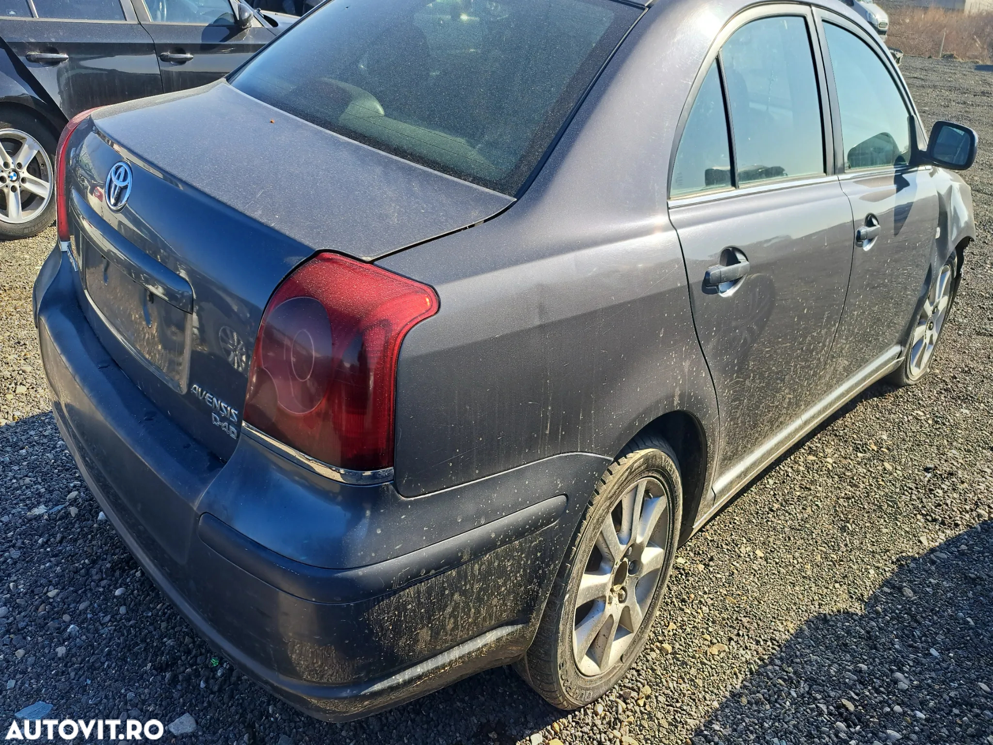 Dezmembram Toyoa Avensis Berlina 2.2 2005 - 5
