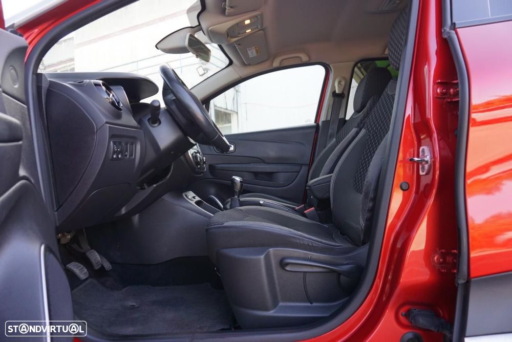 Renault Captur 1.5 dCi Red Edition — fotografia 13