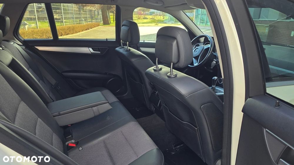 Mercedes-Benz Klasa C 180 CGI BlueEFFICIENCY Avantgarde - 12