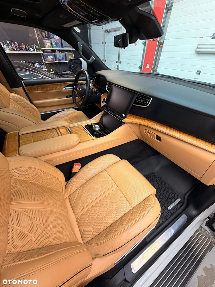 Jeep Grand Wagoneer - 11