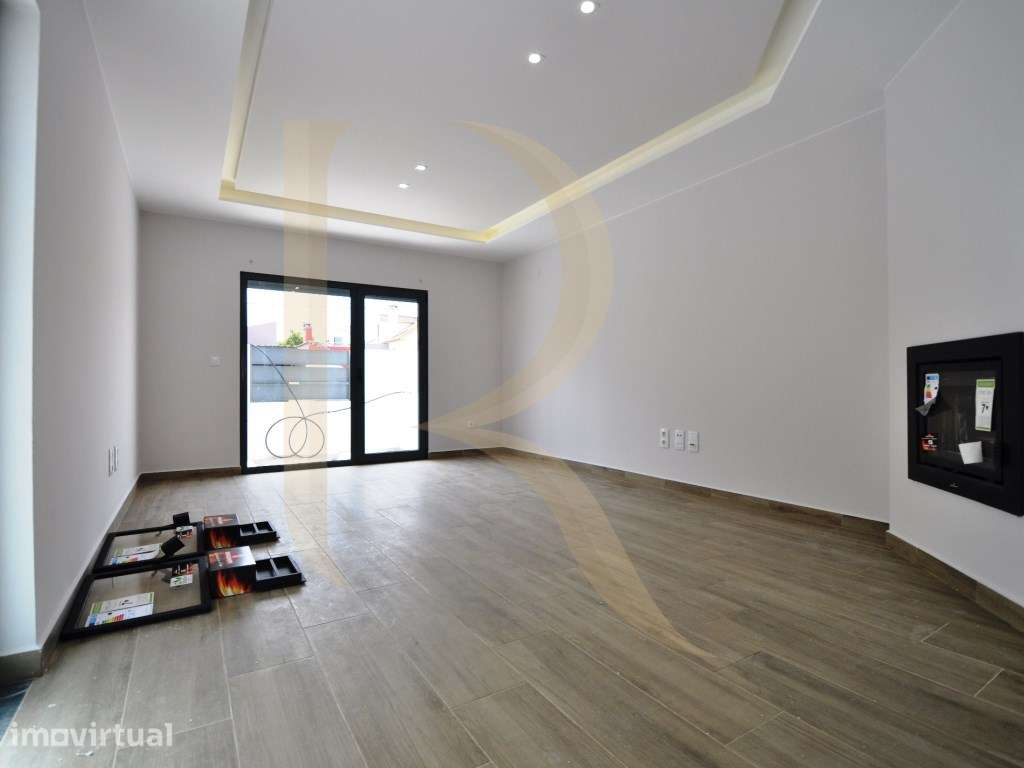 Moradia geminada nova T3 com garagem e terraço na Quinta do Conde - Grande imagem: 2/27