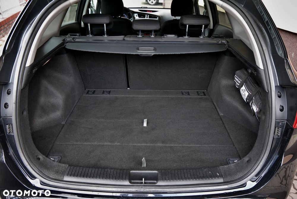 Kia Ceed 1.6 GDI Dream Team Edition - 24