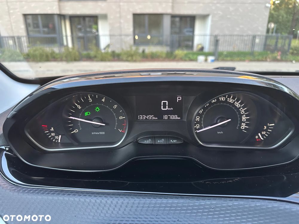 Peugeot 2008 1.2 Pure Tech Active S&S EAT6 - 17