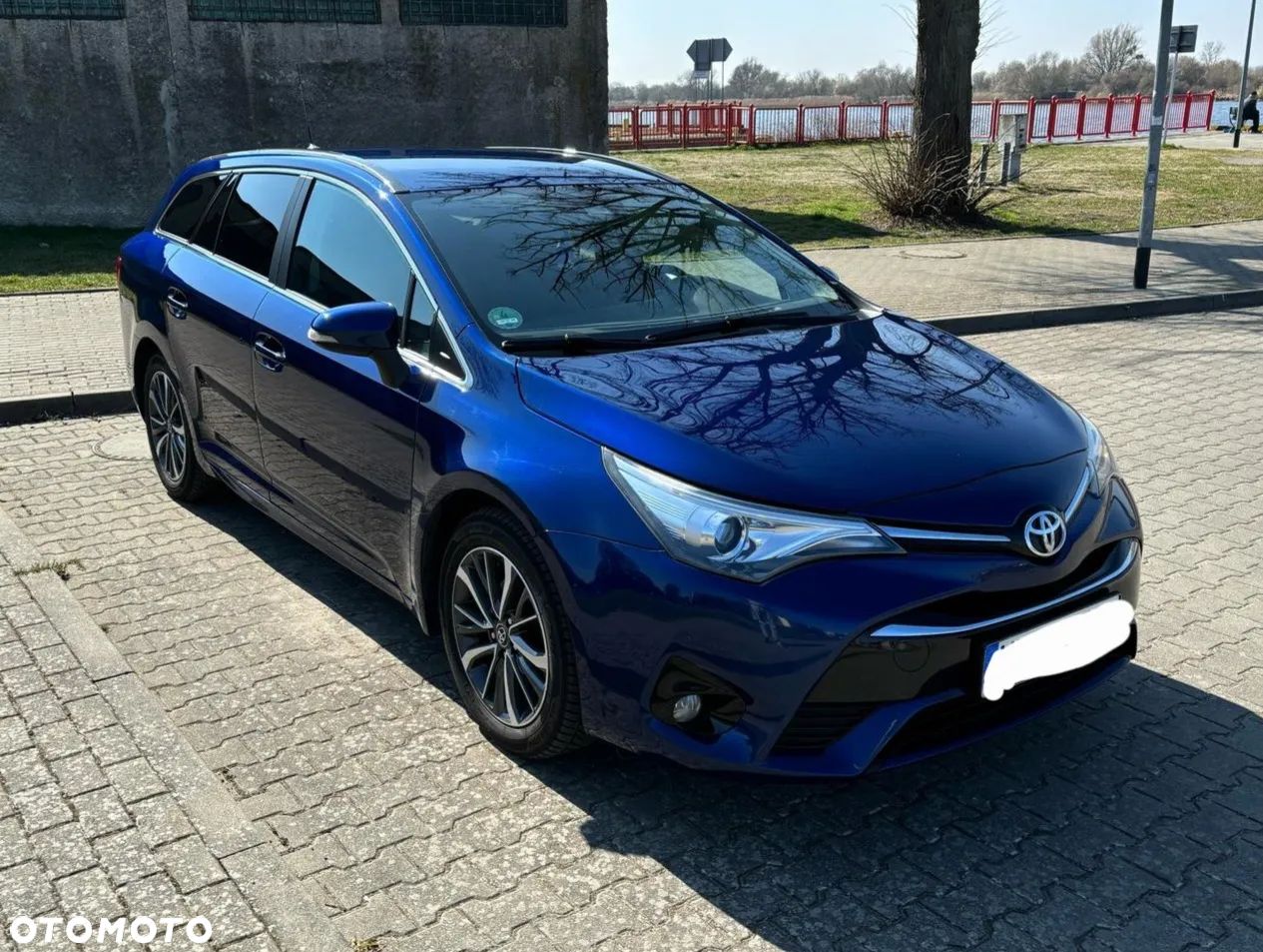 Toyota Avensis 1.6 D-4D Premium - 1
