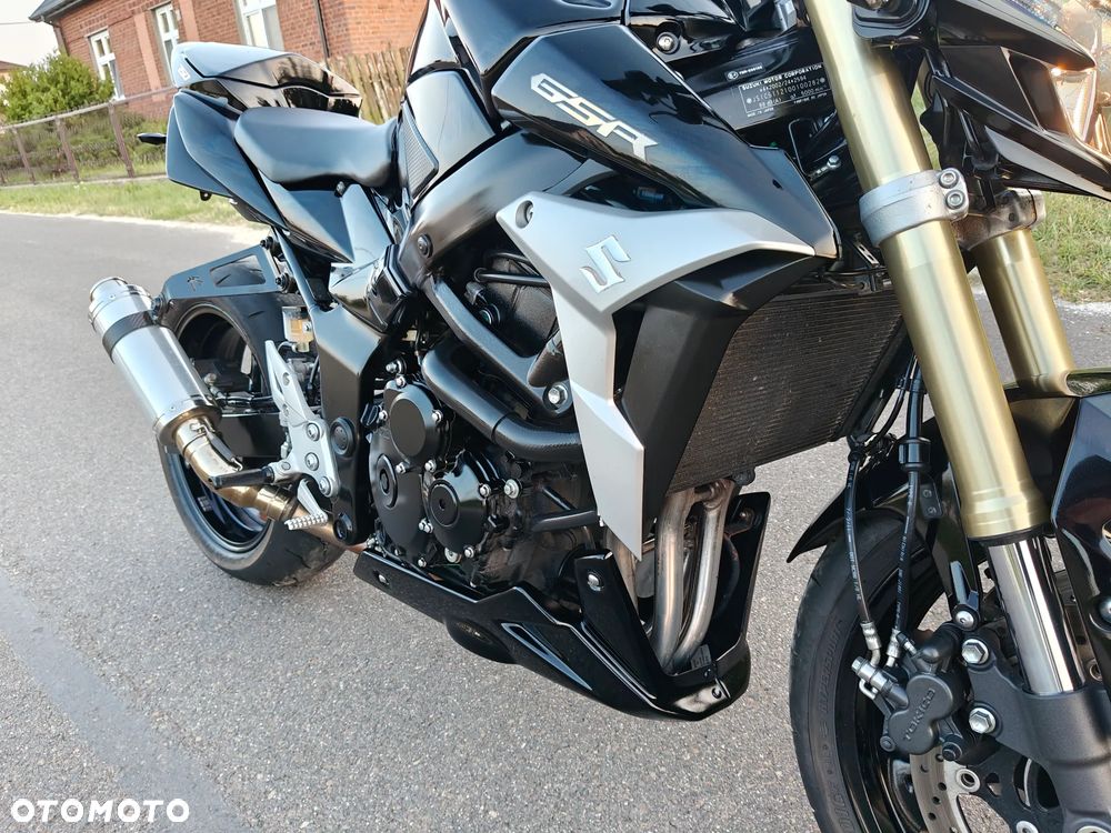 Suzuki GSR - 14
