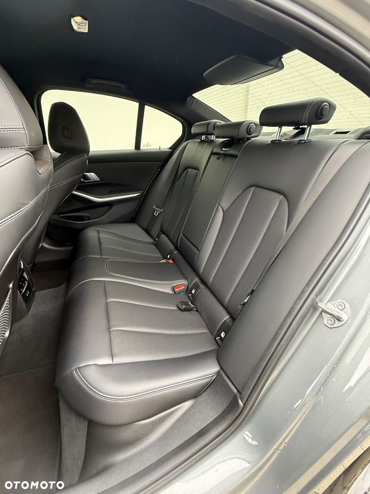 BMW Seria 3 320i - 27